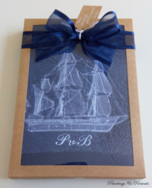 Luxe handdoek 50 x 100 cm navy donkerblauw met schip en initialen geborduurd