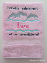 Luxe geborduurde handdoek 50 x 100 cm licht roze  dolfijnen gefeliciteerd zwemdiploma met naam zwart/fuchsia