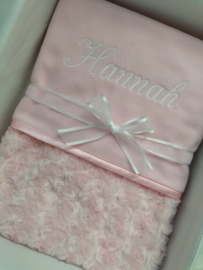 Cadeaupakket baby roze fleece deken, romper, muts, slofjes met geborduurde naam rammelaar