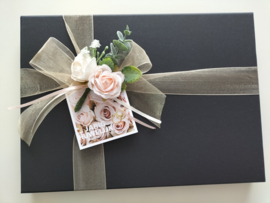 Luxe dames zakdoeken geborduurd veldboeket en initialen katoenen huwelijk geschenkdoos zwart