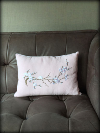 Licht roze kussen gewassen linnen 'cherry blossom' kersenbloesem/ sakura 33 x 48 cm