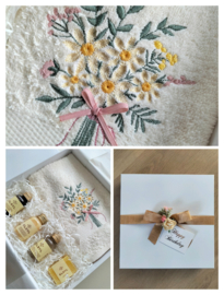 Geborduurd gastendoekje crème met boeket en badsetje cadeauset