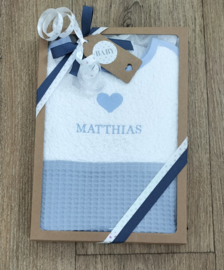 Slab badstof/ wafelstof oud blauw/  met geborduurde naam en hartje geboortekaartje