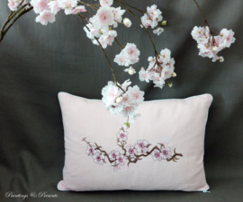 Licht roze kussen gewassen linnen kersenbloesem/ sakura 33 x 47 cm