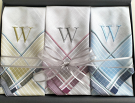 Luxe heren zakdoeken met borduring initiaal in geschenkdoos zwart