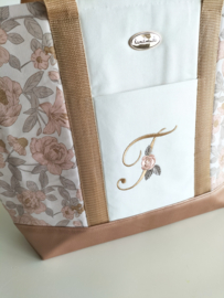 Boodschappen/ handwerktas canvas met geborduurde bloemenletter initiaal English garden