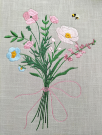 Keukenschort zand linnen veldboeket en naam bloemen in roze, lichtblauw, geel, wit