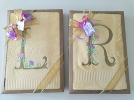 Handdoek wit 50 x 100 cm met goud geborduurde letter/initialen en bloemen