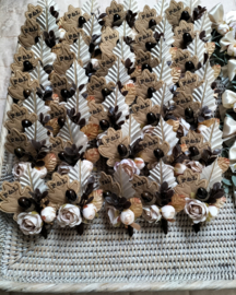 Corsage herfsttinten bruin, camel, geborduurd eikenblad gepersonaliseerd kunstbloemen vilt