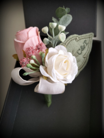 Herencorsage in luxe zwart geschenkdoosje geborduurd gepersonaliseerd blad