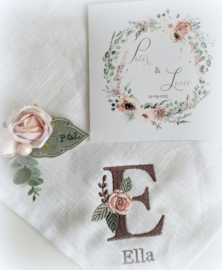 Gepersonaliseerde servet off white linnen met naam en letter corsage roos initiaal geborduurd huwelijk roze groen bruin