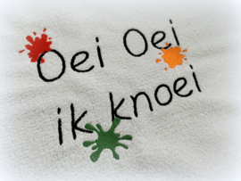 Slab wit badstof geborduurde tekst: Oei, oei ik knoei ...