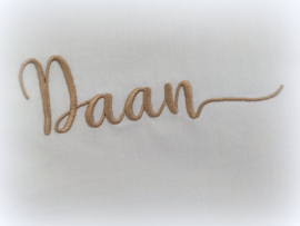 Ledikantlaken 120 cm x 150 cm in wit/ beige/ bruin met naam geborduurd