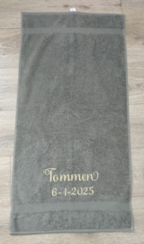 Luxe handdoek 50 x 100 cm forest green met (gewenste) naam in geelgoud in cadeaudoos