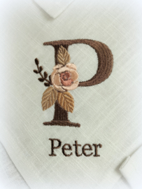 Gepersonaliseerde servet off white linnen met naam en letter corsage roos initiaal geborduurd huwelijk camel bruin beige zalm