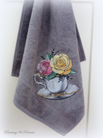 Geborduurde keukendoek 50 x 50 taupe grijs met theekop en rozen
