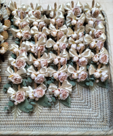 Corsage groen/roze tinten geborduurd rozenblad gepersonaliseerd kunstbloemen vilt