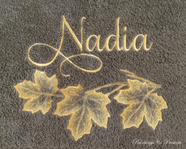 Luxe handdoek 50 x 100 cm forest green 'esdoornblad' met (gewenste) naam in geelgoud