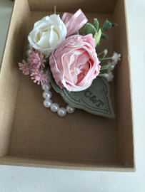 Armbandcorsage parels en bloemen rozen, eucalyptus, satijnlint en geborduurd blad vilt