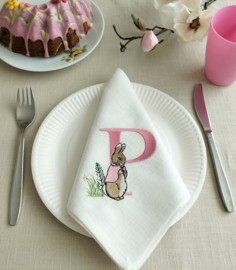 Landelijke linnen off white servet 'letter' gepersonaliseerd geborduurd Peter Rabbit oud roze