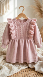 Gebreid babyjurkje oud roze met ruffles in geschenkdoos