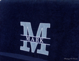 Luxe blauwe handdoek 50 x 100 cm navy/jeans/wit met splitletter geborduurd