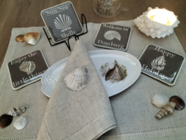 Dienblad hout met 2 geurkaarsen 'koffie', chocolade, onderzetters en schelpen