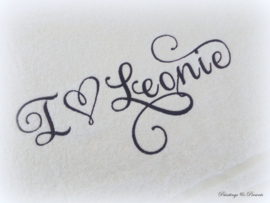 Luxe baddoek 50 x 100 cm wit met tekst: I love (naam) geborduurd in zwart.