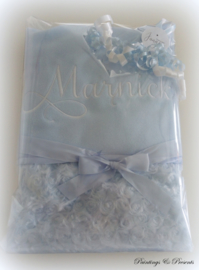 Babydeken wiegdeken licht blauw met geborduurde naam (en datum) geboorte cadeau