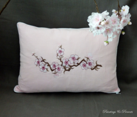Licht roze kussen gewassen linnen kersenbloesem/ sakura 33 x 47 cm