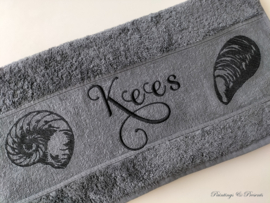 Luxe handdoek 50 x 100 cm donkergrijs met geborduurde naam zwart mossel en schelp