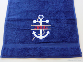 Luxe handdoek 50 x 100 cm navy blauw met naam/rood en anker geborduurd