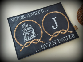 Mok onderzetter 'Voor anker... even pauze' donkerblauw kunstleer bruin/grijs