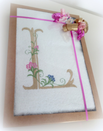 Handdoek wit 50 x 100 cm met goud geborduurde letter/initialen en bloemen