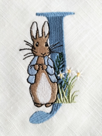 Landelijke linnen off white servet 'letter' gepersonaliseerd geborduurd Peter Rabbit jeansblauw