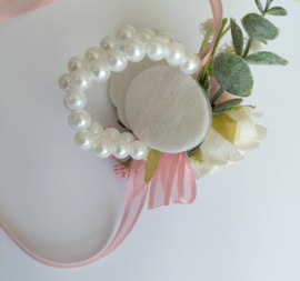 Armbandcorsage parels en bloemen rozen, eucalyptus, satijnlint en geborduurd blad vilt
