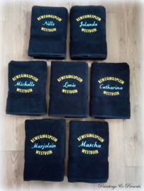 Geborduurde baddoek 70 x 140 cm zwart met logo en naam