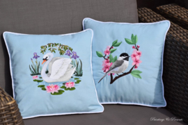 Kussen(hoes) geborduurde vogel op kersenbloesem tak lichtblauw tuinkussentje