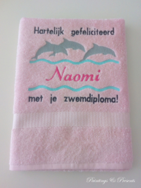 Luxe geborduurde handdoek 50 x 100 cm licht roze  dolfijnen gefeliciteerd zwemdiploma met naam zwart/fuchsia