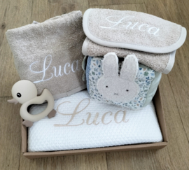 Cadeaupakket beige/ off white gebreide deken geborduurd met naam, bijtring en speelkubus