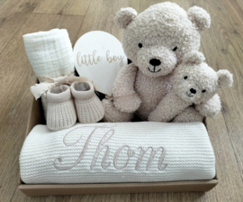 Geboorte cadeau crème/ zandkleur gebreide wiegdeken geborduurd met naam, teddybeer Jollein