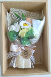 Bedankdoos ceremoniemeester huwelijk/ verjaardag zeepboeket en handdoek met geborduurde naam