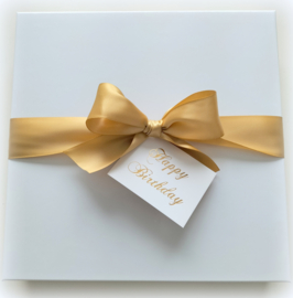 Luxe handdoek 50 x 100 cm wit met naam geborduurd  zeeprozen geschenkdoos