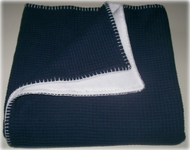 Ledikantdeken 110 x 140 cm donkerblauw/navy wafelstof en  wit fleece (met geborduurde naam)