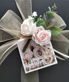 Luxe dames zakdoeken geborduurd veldboeket en initialen katoenen huwelijk geschenkdoos zwart
