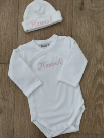 Cadeaupakket baby roze fleece deken, romper, muts, slofjes met geborduurde naam rammelaar