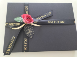 Luxe heren zakdoeken met borduring en initiaal naar wens in geschenkdoos zwart