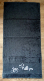 Luxe handdoek 50 x 100 cm donkergrijs met (gewenste) naam in wit