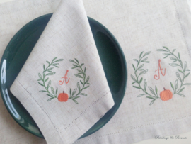 Landelijke set linnen servet en placemat 'pompoen in krans' met initiaal/letter geborduurd