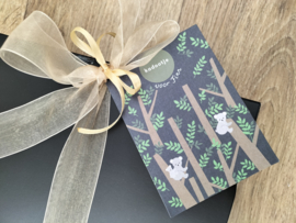 Luxe handdoek 50 x 100 cm forest green met (gewenste) naam in geelgoud in cadeaudoos